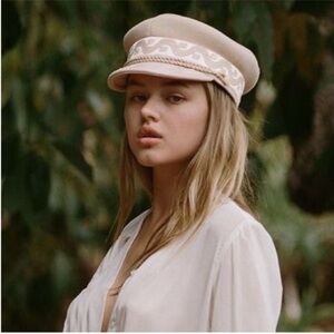 NWT Lack of Color Riviera Cap In Cream & Gold Size Medium 57 cm